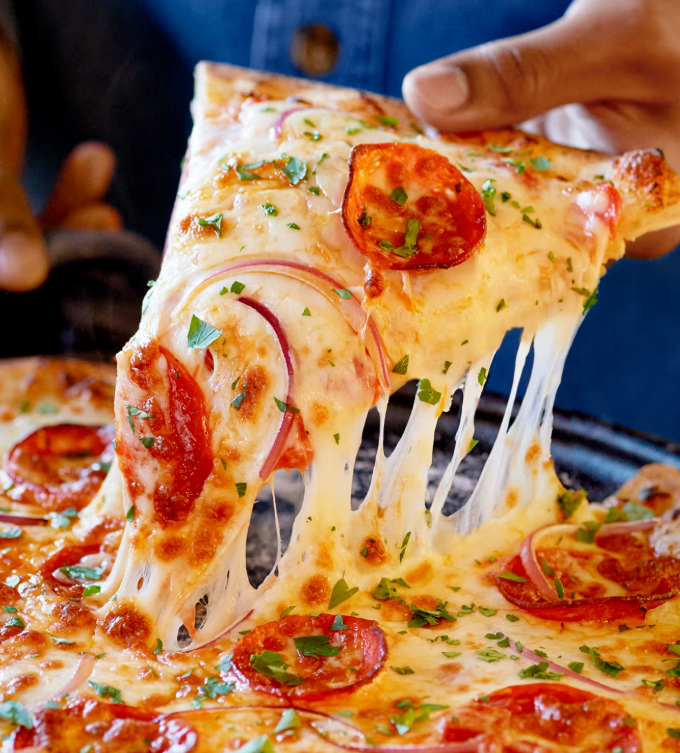 Et friskbagt stykke pizza med smeltet ost